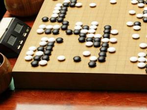 El go se juega en una cuadrícula de líneas negras (usualmente de 19 × 19). Las fichas, llamadas "piedras", se juegan en las intersecciones de las líneas. / HermanHiddema (WIKIPEDIA)