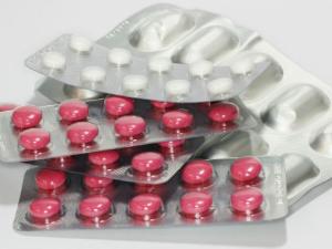 La implantación de estos medicamentos en España podría suponer un ahorro de 1.500 millones de euros al año. / frolicsomepl (PIXABAY)