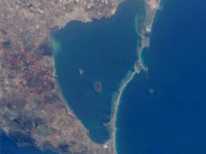 Vista del Mar Menor desde la Estación Espacial Internacional. / Image Science & Analysis Laboratory, of the NASA Johnson Space Center (WIKIMEDIA)