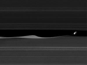 Luna Dafne de Saturno en la División Keeler. / NASA/JPL-Caltech/Space Science Institute
