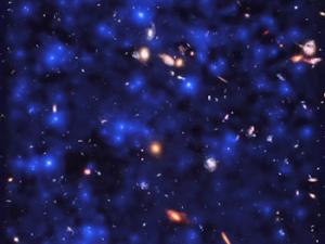 La exquisita sensibilidad de MUSE ha permitido realizar observaciones directas de tenues nubes de hidrógeno en el universo temprano brillando en emisión Lyman-alfa, revelando que casi todo el cielo nocturno es invisiblemente brillante. / ESA/Hubble & NASA, ESO/ Lutz Wisotzki et al.