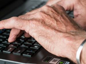 El uso de la banca por internet por personas mayores de 60 años. / stevepb (PIXABAY)