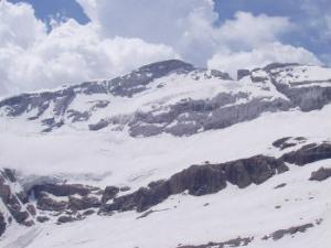 Monte Perdido es un Pico del Pirineo oscense, situado entre los valles Pineta, Ordesa y Cañon de Añisclo. / Nacho Azcárate y Calo Bescós (WIKIPEDIA)