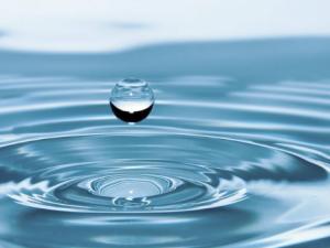 Las propiedades eléctricas del agua cambian en el nanomundo