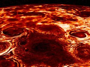 Calor que irradia el planeta Júpiter: en color amarillo las de menor profundidad; en rojo, las de mayor. / NASA/JPL-Caltech/SwRI/ASI/INAF/JIRAM