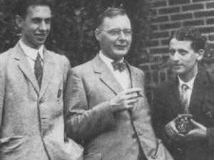 Los científicos del ETH Zurich, el ICFO y la Universidad de Viena han logrado observar directamente la rotación de Kramers para una nanopartícula en levitación. En la imagen, de izquierda a derecha: George Uhlenbeck, Hendrik Kramers, and Samuel Goudsmit alrededor de 1928. / Unknown (WIKIMEDIA)