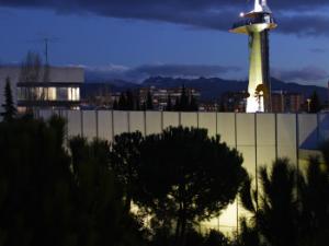 La Torre de Observación del Parque de las Ciencias de Granada, con 50 metros de altura, incorpora una señal luminosa en su parte superior para su avistamiento por parte de las aeronaves. / UGR