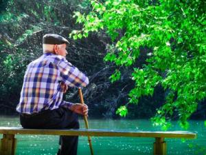 Los adultos mayores invierten un alto porcentaje de su tiempo en conductas sedentarias