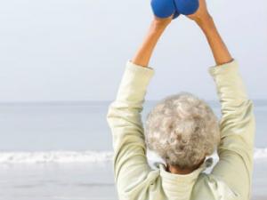 Numerosos estudios han mostrado que la realización de ejercicio físico regular por parte de las personas mayores puede posponer los efectos del envejecimiento. / URJC