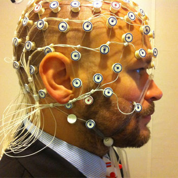 Sujeto preparado para una grabación de EEG en el phonetics lab, Stockholm University. / Petter Kallioinen (WIKIMEDIA)