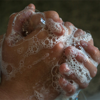 Las compulsiones más comunes que se realizan en respuesta ritualista a estas obsesiones incluyen lavarse las manos, contar, acumular y arreglar cosas. / jackmac34 (PIXABAY)