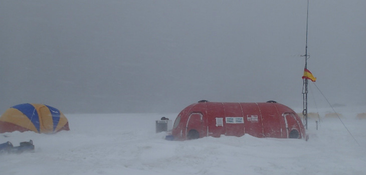 El pasado 18 de febrero, parte del equipo del proyecto MICROAIRPOLAR zarpó desde Punta Arenas (Chile) a bordo del Buque de Investigación Oceanográfica Hespérides, rumbo a la Antártida. / UAM