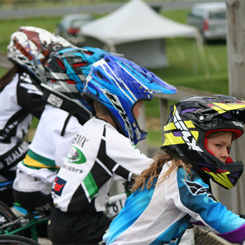 Menores practicando bicycle motocross o bicicrós. / NickWilliamson601 (PIXABAY)