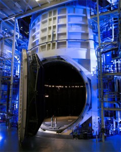 La inmensa sala de vacío criogénico de NASA en Goddard. Notense el reducido tamaño de las dos personas que conversan en la puerta de acceso.