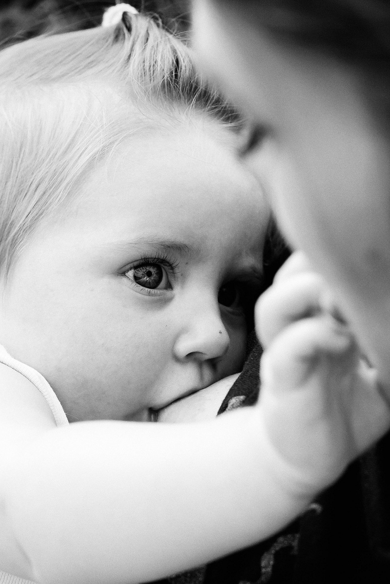 Bebé realizando lactancia materna