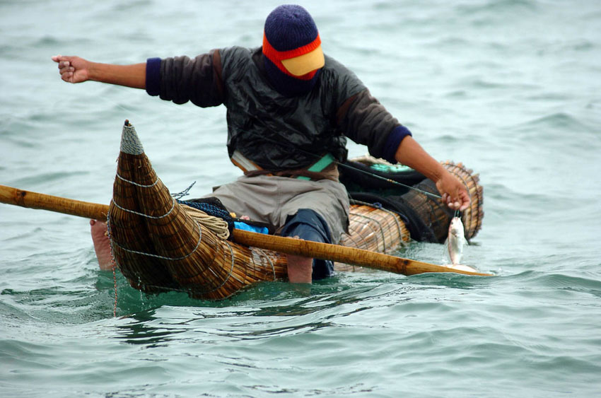 Pescadores de caballitos de totora. Pimentel (Peru)