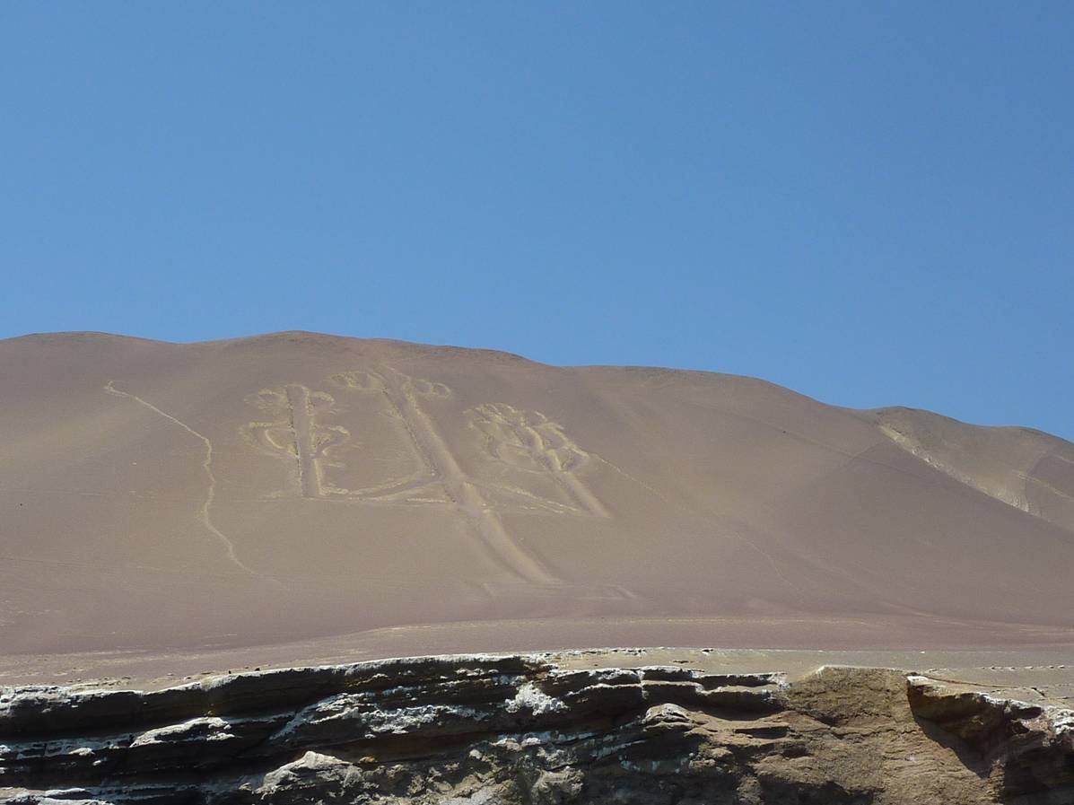 duna-litoral-en-el-desierto-de-paracas-peru-con-grabado-arqueologico