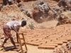 fabricando-ladrillos-con-duropan-en-tanzania-fuente-berkshire-fine-arts