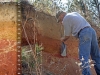 plintosol-limiando-un-perfil-fuente-flickr-soil-science