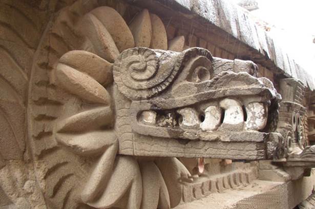 cabeza-de-serpiente-rodeada-de-hojas-de-maiz-quetzal-papalotl-teotihuacana_0