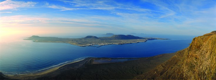 Paisaje de Las Islas Canarias desde Lanzarote. Fuente: Rincones del Atántico