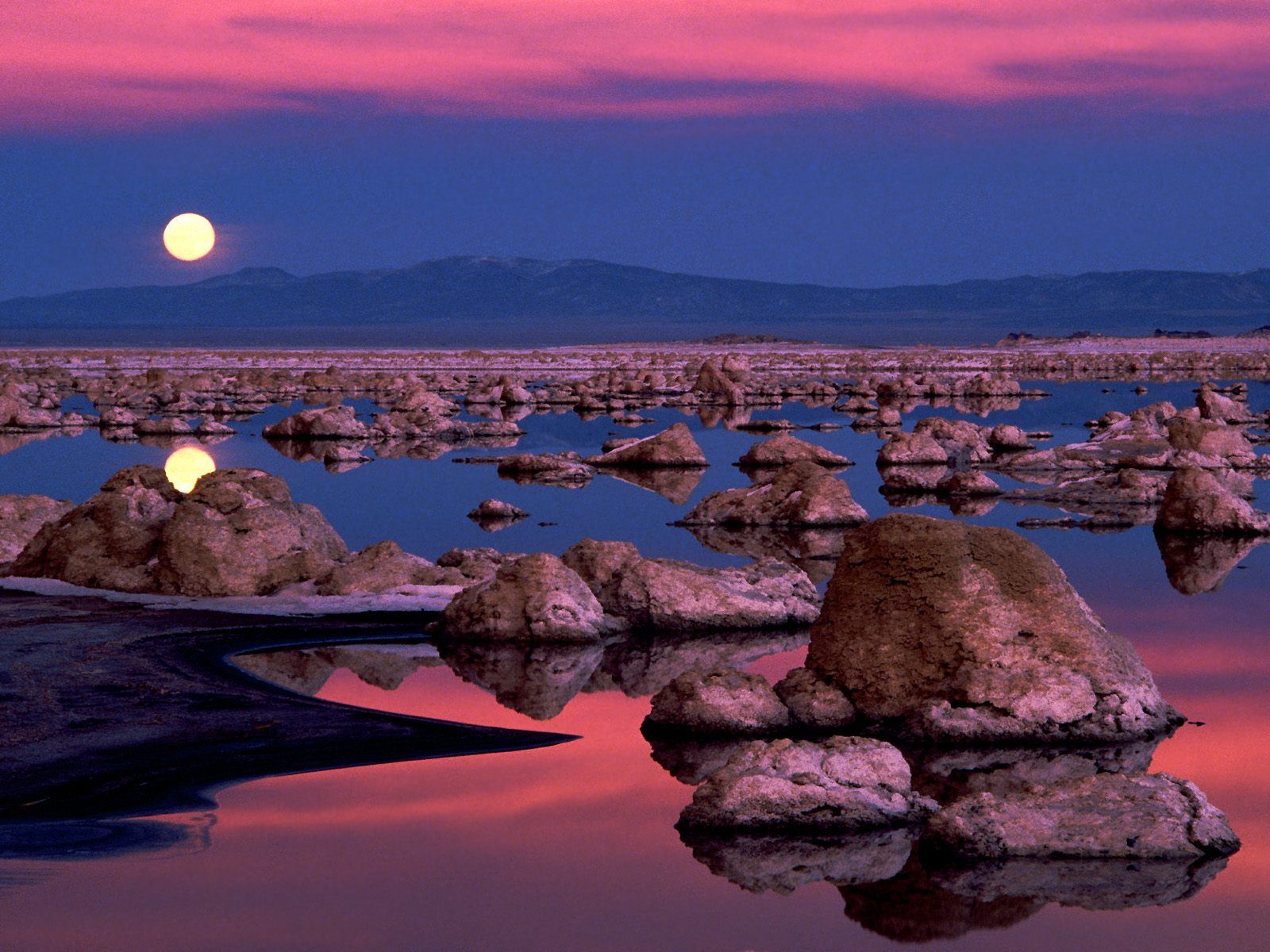 Lago Mono (California) moonrise-at-mono-lake_-california