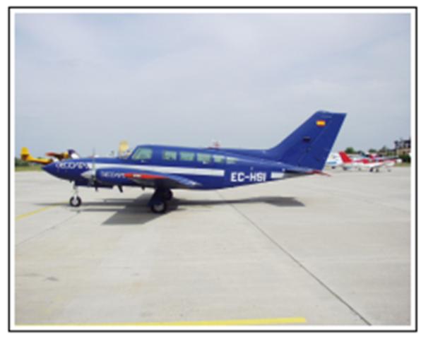 Avión equipado para trabajar en fotogrametría aérea
