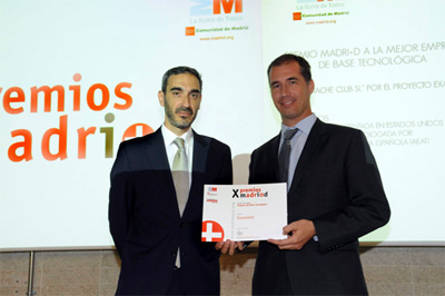 Roberto Clemente, director general de Gnanomat, recibe el accsit al Premio madri+d a la Mejor Empresa de Base Tecnolgica de manos de Luis Snchez, director general de la Fundacin