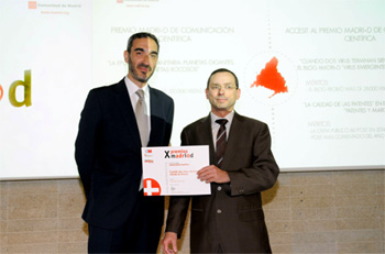 Leopoldo Belda recibe el accsit ex aequo al Premio madri+d de Comunicacin Cientfica de manos de Luis Snchez, director general de la Fundacin madri+d