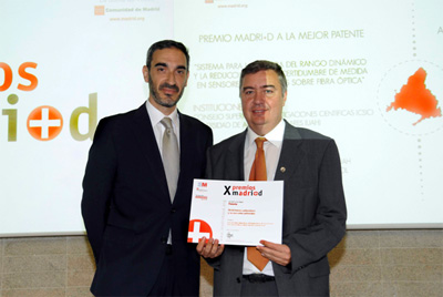 Luis Snchez, DG de la Fundacin madri+d, con Javier de la Mata, profesor de la Universidad de Alcal, con el accsit del Premio madri+d a la Mejor Patente