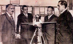 Carlos de Haya presentando su invento para vuelo sin visibilidad a Emilio Hererra, Coleccin familia Carlos de Haya