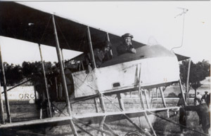 Gonzlez Gallarza y Herrera a bordo de un Farman en el aerdromo de Guadalajara. Archivo Fotogrfico Latorre y Vegas. Biblioteca de Investigadores de Guadalajara
