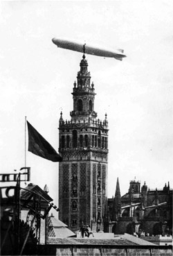 Graf Zeppelín sobrevolando Sevilla