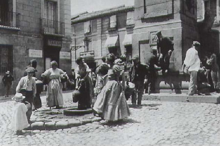 Mujeres yendo a por agua a la Fuentecilla hacia 1900