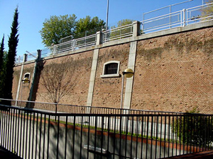 Detalle del muro exterior del Primer Depsito, calle Bravo Murillo