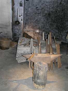 Yunque: instrumento construido por un bloque de hierro acerado de geometra paralelepipdica denominado estmago, cuya parte superior rectangular se denomina mesa