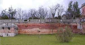 Diferenciacin de materiales en el muro de contencin de la terraza alta. Lo: Ladrillos Originales  Lr: Ladrillos de restauracin. G: Granitos  C: Calizas (R.Fort)
