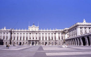 Plaza de la Armera con vista de la Fachada Sur del Palacio Real.