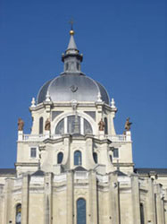 La cúpula está realizada con caliza de Bateig (Alicante) y la cubierta con pizarra de Carballeda (Orense).