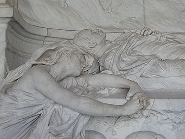 Detalle de la figura femenina que aparece en la cabecera del sepulcro