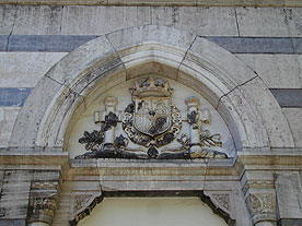 Enmugrecimiento del escudo sobre la entrada al zagun