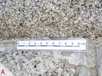A - Sillería de granito biotítico oscuro arriba y de granito blanco abajo.
