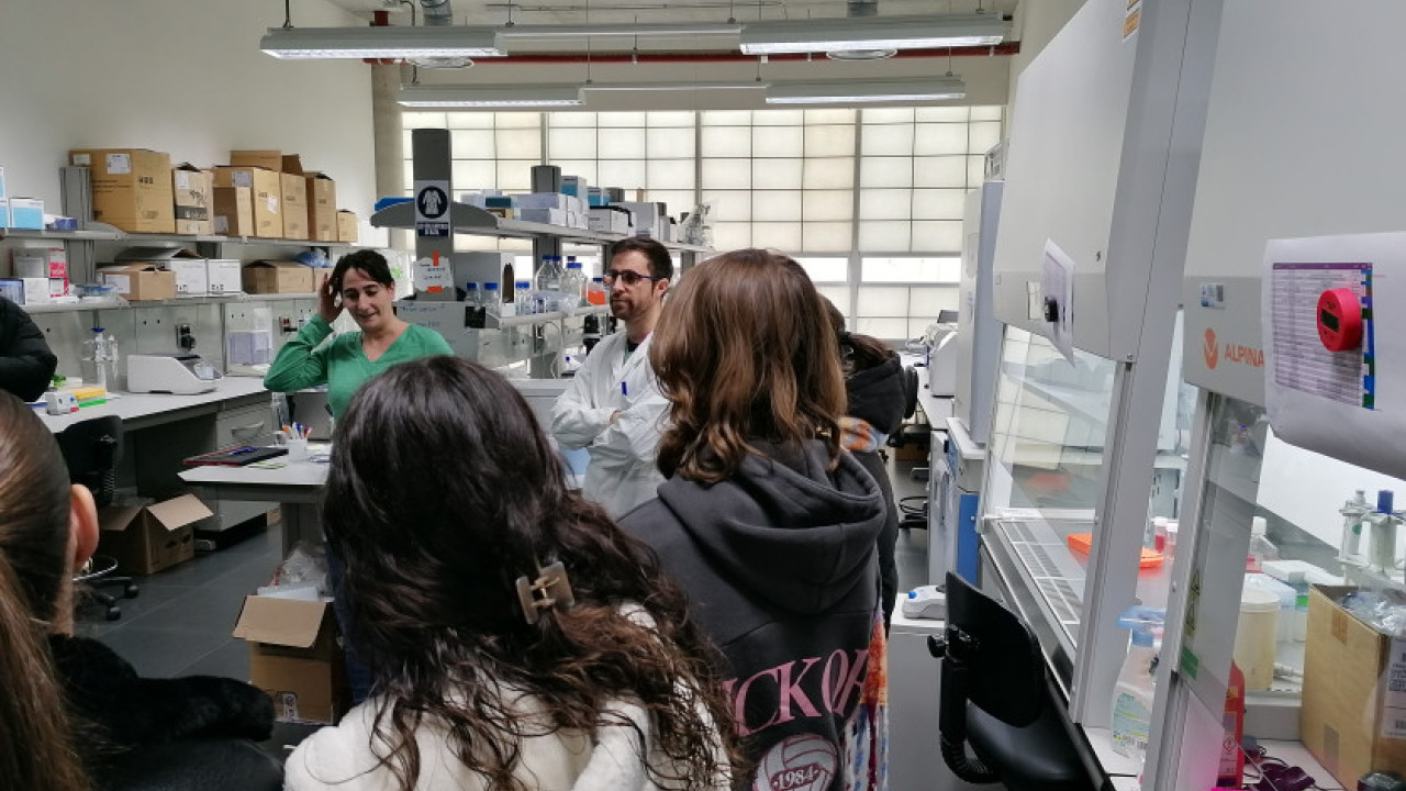 Visita al laboratorio de I+D en dermatología y cosmética de Evonik en el Parque Científico de Madrid.