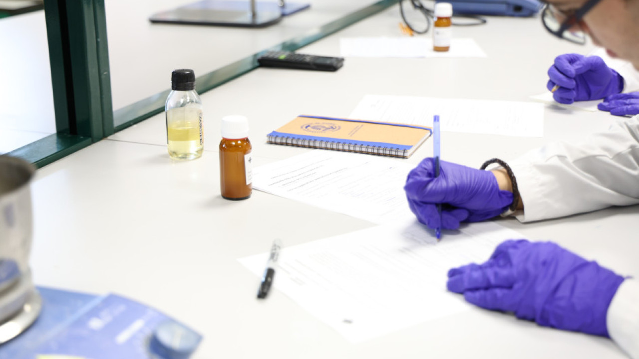 CEU. Elaboración de preparados cosméticos atendiendo a sus procesos tecnológicos y a su criterio dermocosmético 