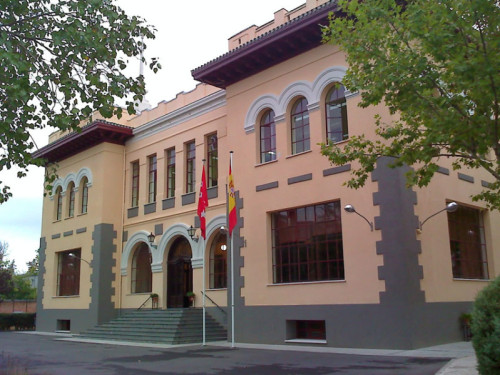 Entrada del edificio histórico del IES Isabel la Católica. 