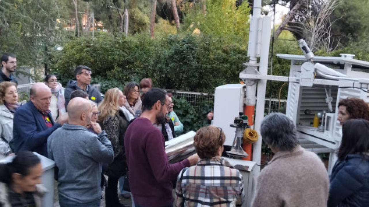 Un compañero de AEMET explica a los asistentes el mecanismo de un pluviómetro de balancín