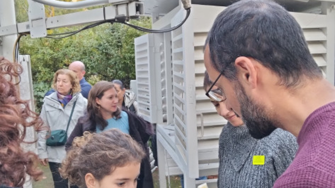 La foto recoge un momento de la explicación del funcionamiento de un termómetro.