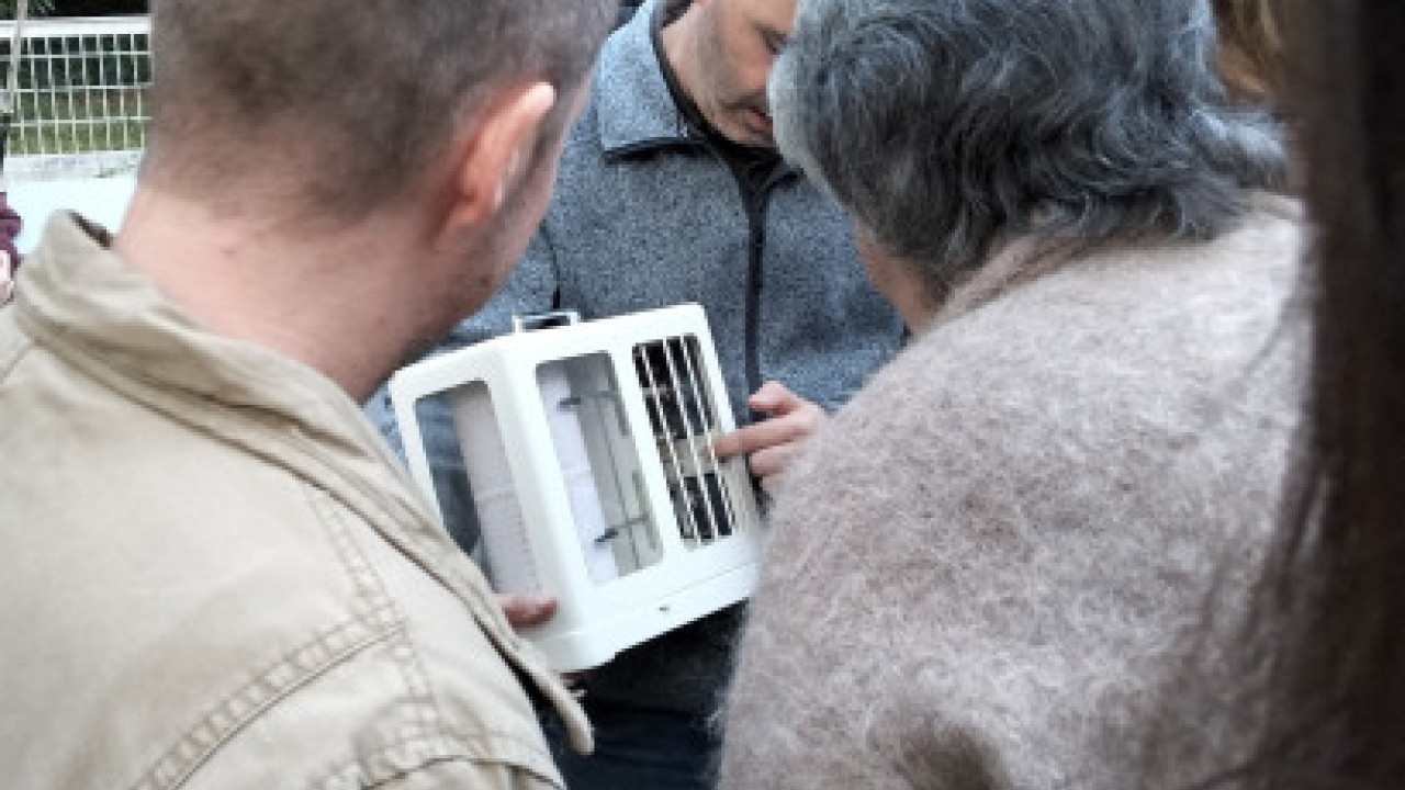 Un compañero de AEMET describe detalladamente el funcionamiento de un termohigrógrafo.