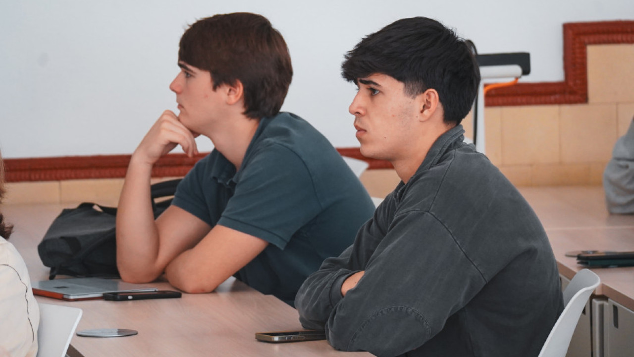 Conferencia: “Cuando el software cobra vida: Introducción a la robótica moderna”.