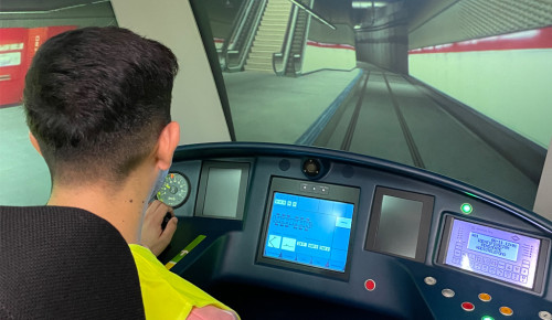 Chico utilizando el simulador de conducción